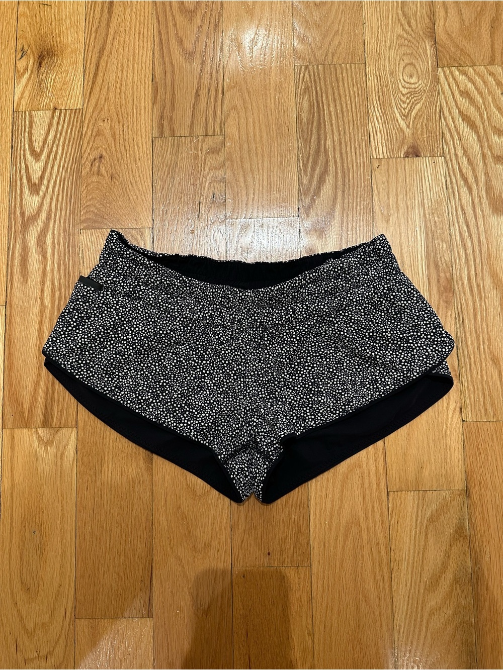Lululemon Low Rise 2.5” Women's Shorts